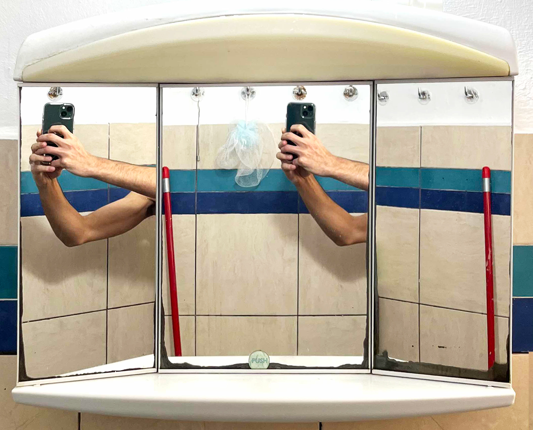 Composição dupla com espelhos, 2022