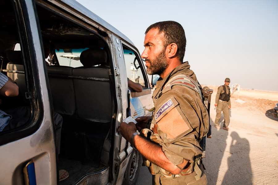 Juin 2014. Membre de SUTORO &agrave; un checkpoint &agrave; l'entr&eacute;e de la ville. SUTORO travaille en coop&eacute;ration avec les Asayish kurdes.