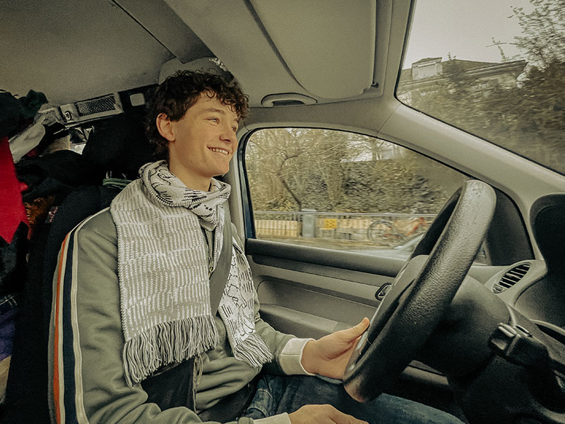 Cuno f&auml;hrt weiter, auf der Suche nach K&auml;ufern f&uuml;r seine Masken, Kleidung und M&ouml;bel.