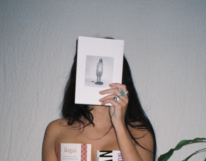              2. "Saltando al vacío (y disfrutando la caída)"