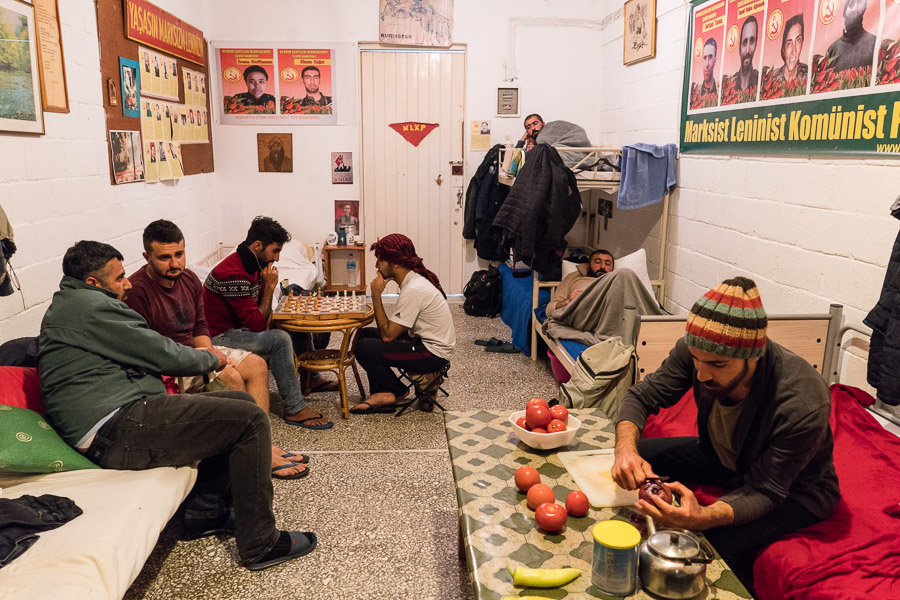 Dans le camp, on trompe l'ennui en lisant, en jouant aux &eacute;checs ou au tavla, en discutant... Le portable est un &eacute;l&eacute;ment indispensable, permettant le contact avec la familles, les passeurs (interdits dans le camp), et le divertissement.
