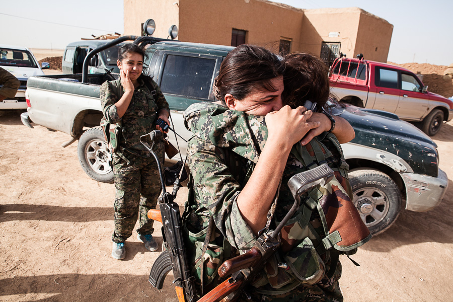 Juin 2014. Ligne de front dans la r&eacute;gion de Sere Kaniye (Ras al ayn), autour du village de Tel Khanzir, entre les forces kurdes des YPG et les djihadistes de l'&eacute;tat islamique. Les femmes combattantes, les YPJ, constituent 35 pour cent des forces arm&eacute;es.