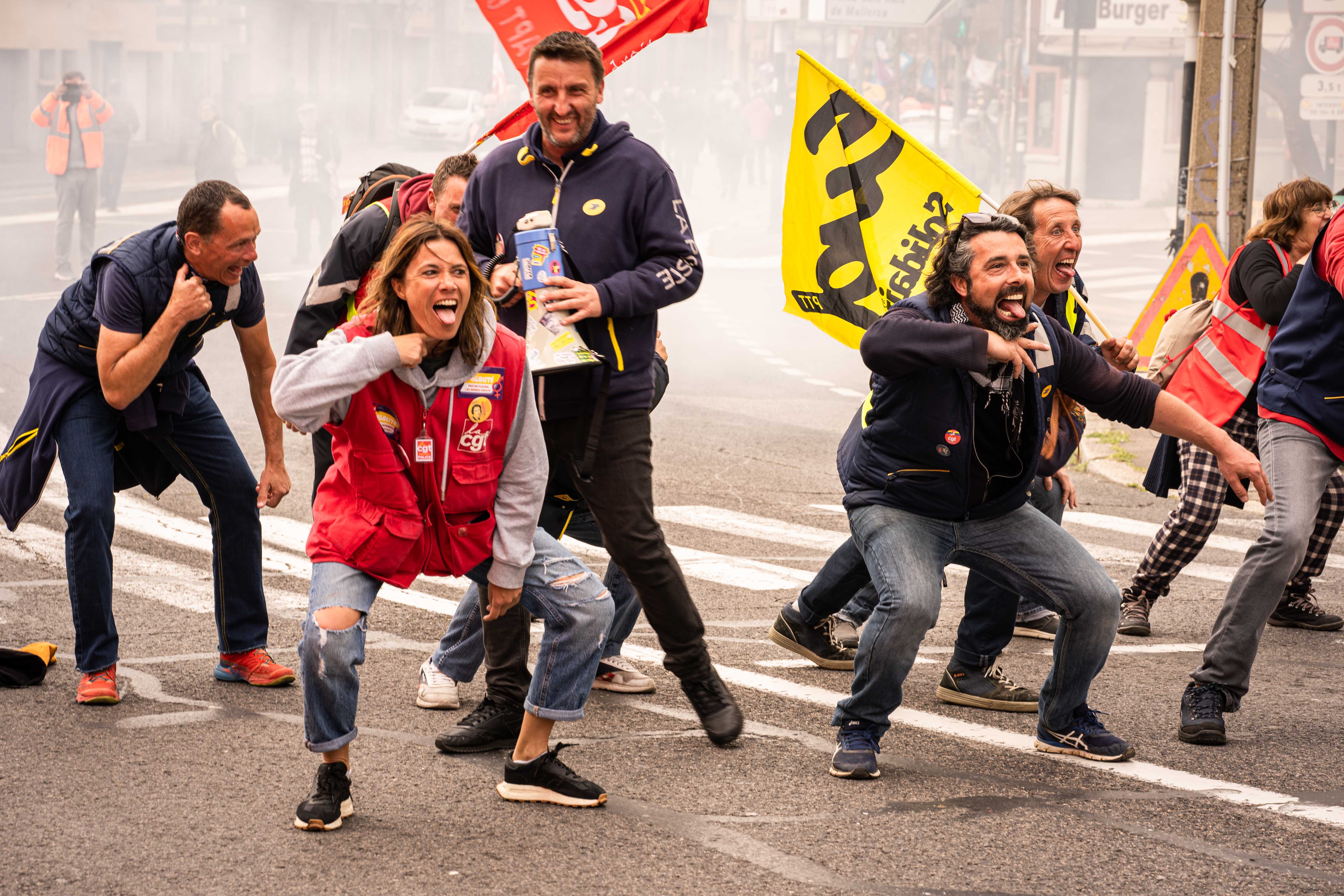Au cours des 21 jours de blocage, les manifestations vont et viennent. Certains restent au 840, pendant que les autres rejoignent le rassemblement. Ces rendez-vous regroupent davantage de postiers qu&rsquo;au 840 et redonne de l&rsquo;espoir aux gr&eacute;vistes. Mais les manifestations sont &agrave; chaque fois espac&eacute;es d&rsquo;une semaine. &laquo;&nbsp;Trop espac&eacute;es&nbsp;&raquo;, selon eux. La question est toujours la m&ecirc;me&nbsp;: pourront-ils tenir, au nombre o&ugrave; ils sont, jusqu&rsquo;&agrave; la prochaine manifestation&nbsp;?   Ruth et Alex, en premier plan, seront aussi assign&eacute;s en justice par la Poste.