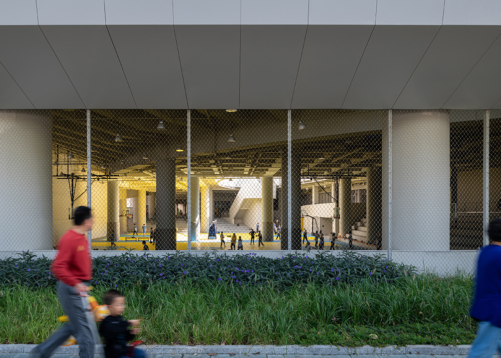 semi-outdoor basketball courts and permeable urban interface