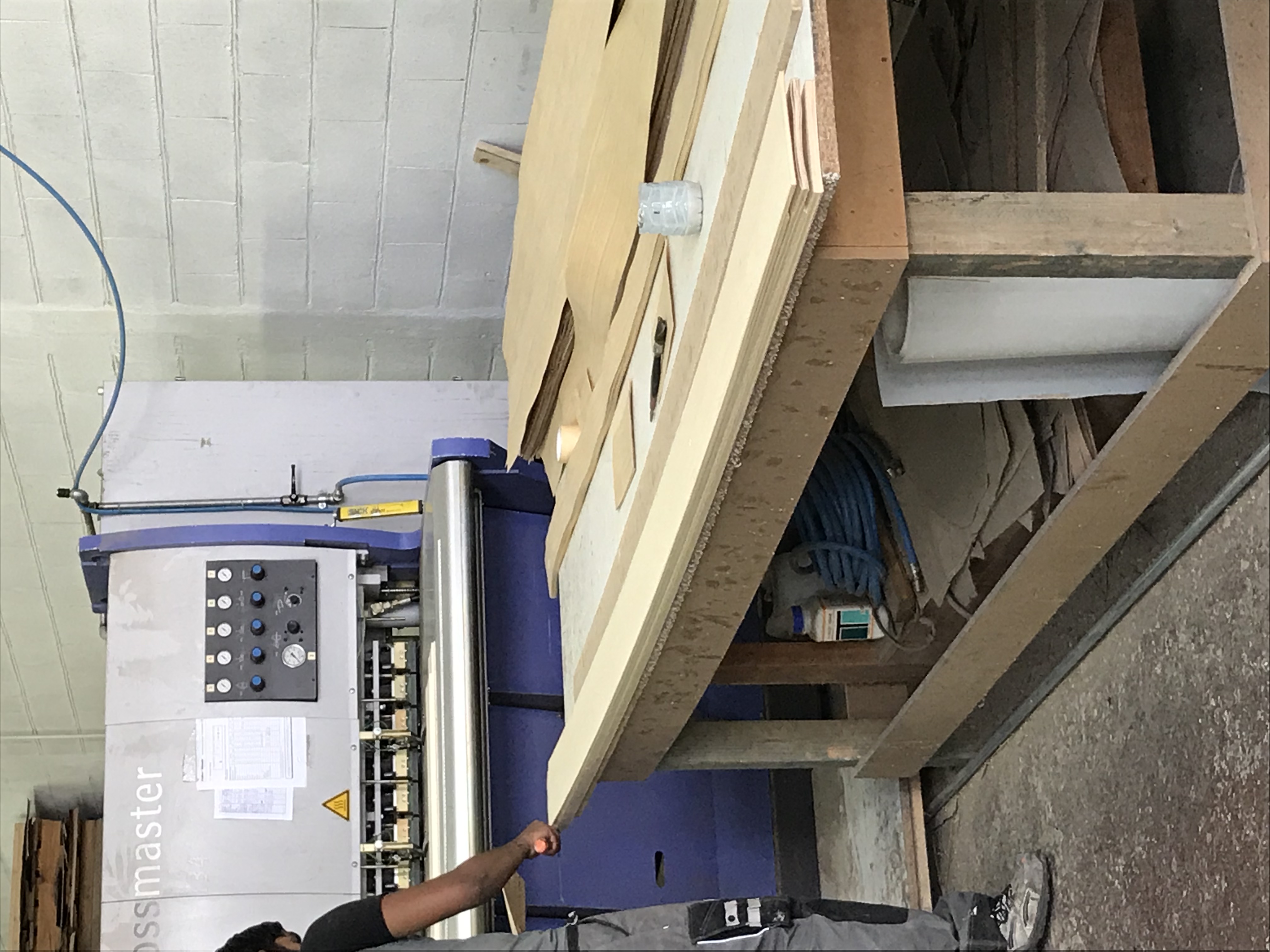 La colle sèche sur les deux tranches de chaque plaque 