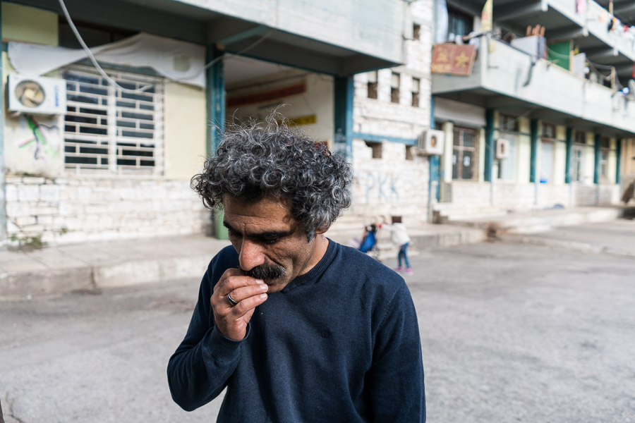 "Je suis ici depuis 5 mois. Au Kurdistan, j&rsquo;&eacute;tais responsable du BDP &agrave; Bitlis." dit Sedat. "C&rsquo;est difficile de g&eacute;rer la vie du camp. Il faut g&eacute;rer la circulation des humains, le budget, c&rsquo;est difficile mais en tant que r&eacute;fugi&eacute; c&rsquo;est un travail important. Les habitants d&rsquo;ici choisissent leurs repr&eacute;sentants et nous g&eacute;rons comme nous pouvons jusqu&rsquo;&agrave; notre d&eacute;part. Ensuite, ils font les &eacute;lections &agrave; nouveau." Les membres du HDP doivent atteindre une r&eacute;gularisation officielle qui peut prendre de nombreux mois pour partir.