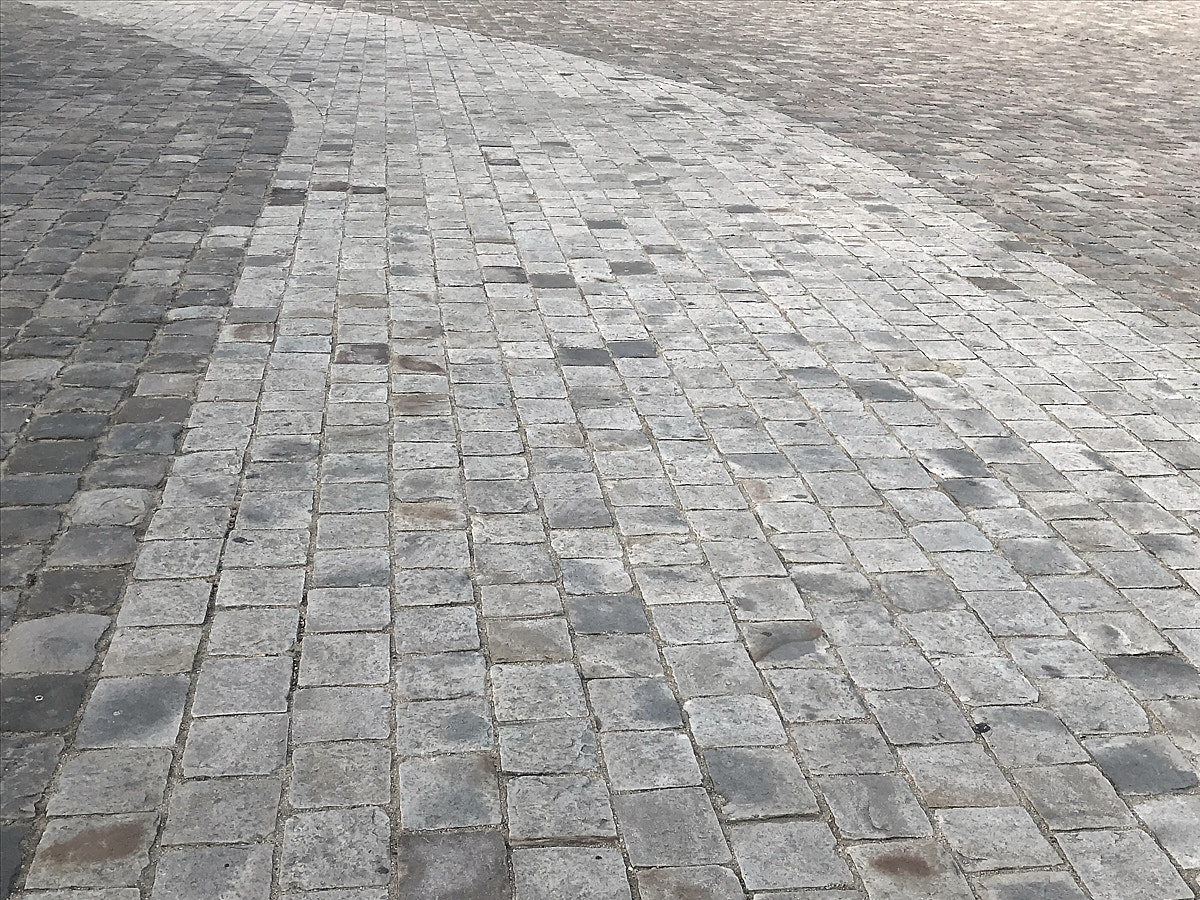 Le nouveau parvis du château de Versailles, en grès 10x10 de Fontainebleau