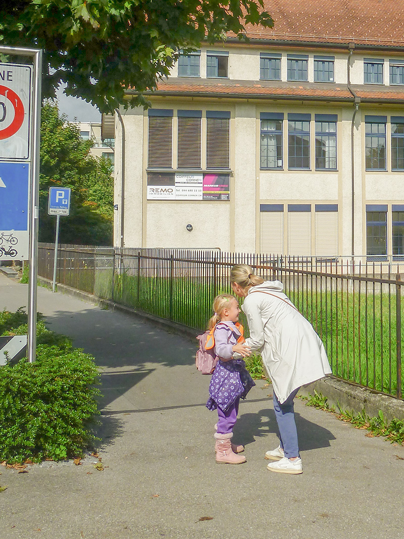 Wiedersehen. Begr&uuml;ssung zwischen Mutter und Tochter. N&auml;he und Vertrautheit, Distanz wird &uuml;berwunden. 