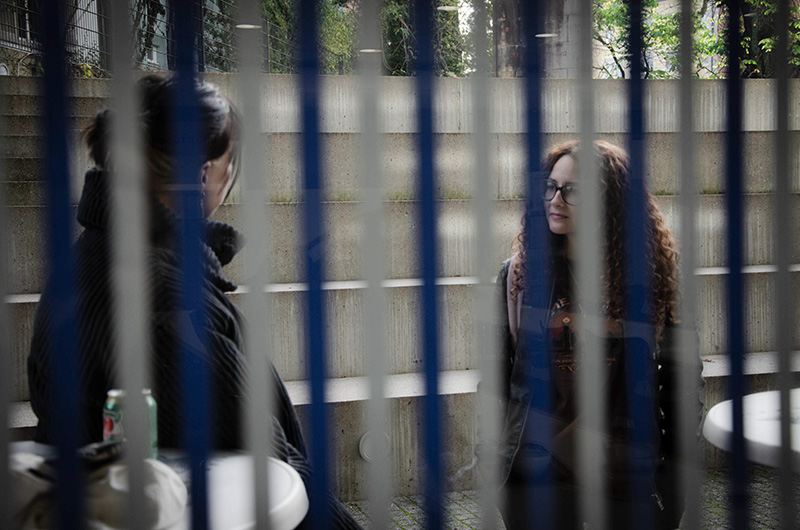 Sicht durch den Sichtschutz: ein Gespr&auml;ch unter vier Augen