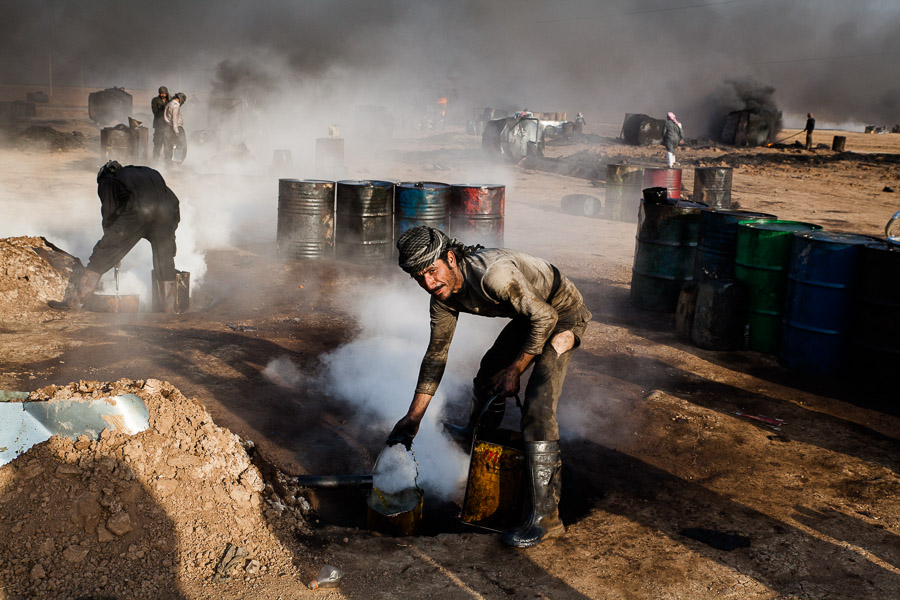 Octobre 2014, r&eacute;gion de Rmeilan, Syrie du Nord. Raffineries artisanales de p&eacute;trole. Les raffineries artisanales de p&eacute;trole sont les seules sources de revenus pour ces villageois arabes, au sud du canton de Cizire. Elles permettent aussi de fournir du carburant au Rojava pour compenser la faible production des raffineries.&nbsp;&raquo;