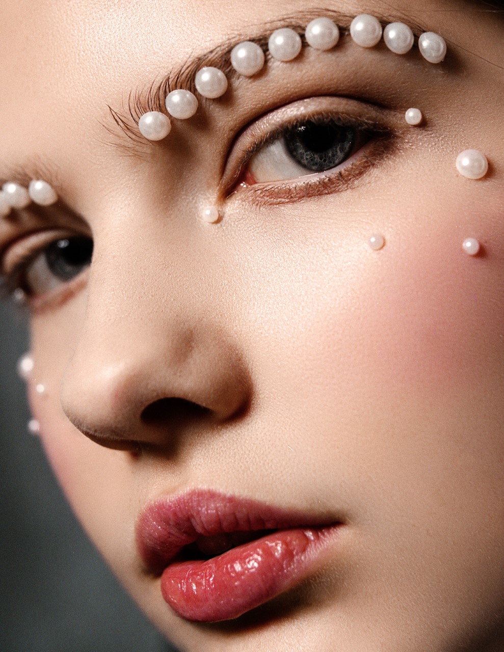 Pearl perfection. Makeup Artist @cyndlekomarovski applies a sweep