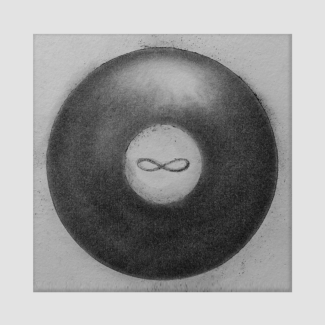 DESSIN BOULE DE BILLARD No.8. Imprimé en grand – 2025. 80 x 80 cm. Dessin de base au crayon graphite et fusain puis scannérisé pour réaliser de +/- grandes impressions Noir-Blanc.  puis à convenir suivant supports, qualité papier et taille