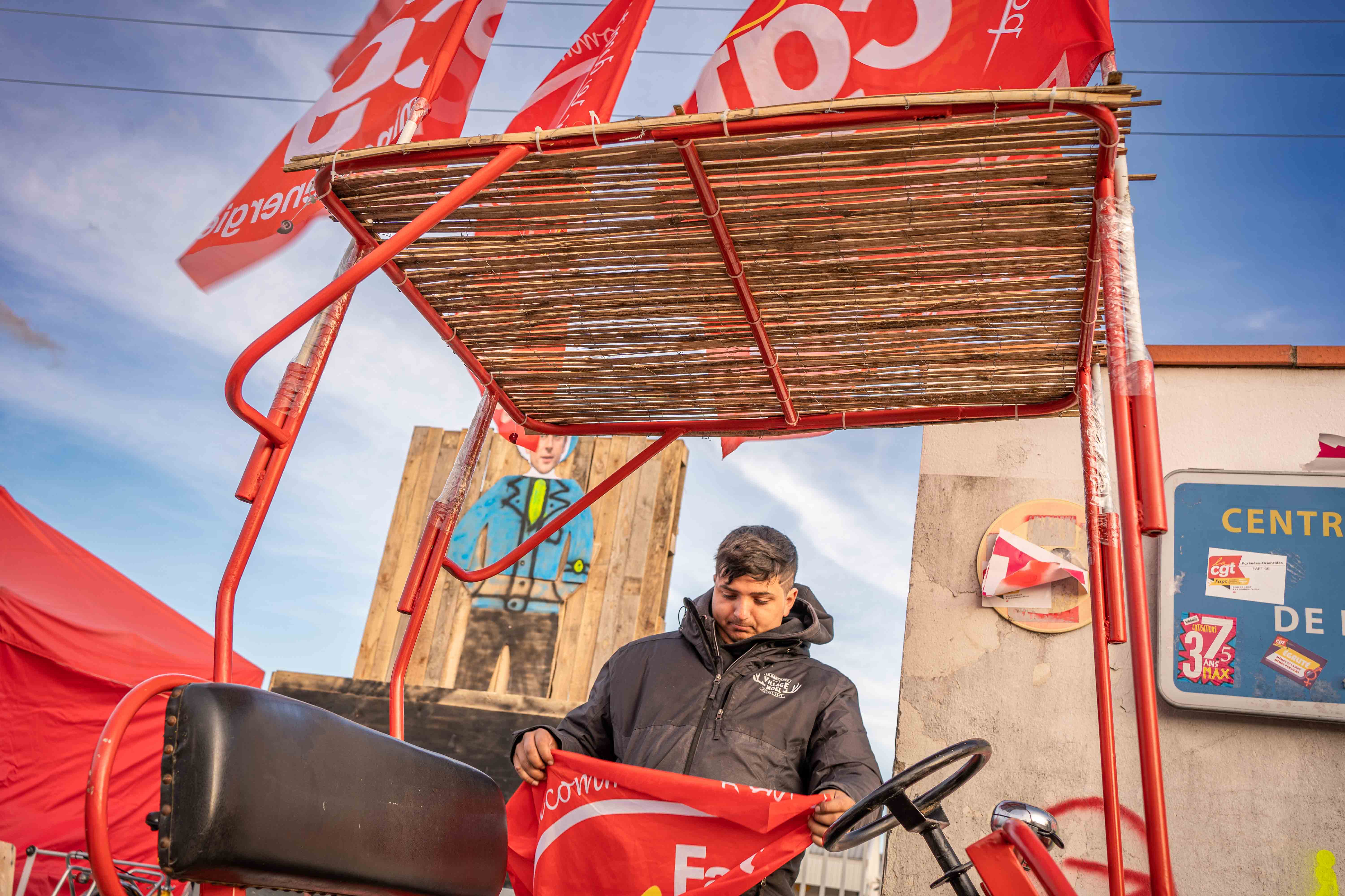Mathis n&rsquo;est ni postier ni syndiqu&eacute; mais il est l&agrave;. Il est arriv&eacute; le premier jour de Port-la-Nouvelle o&ugrave; des blocages avaient lieu, il n&rsquo;a pas dormi. Chaque jour, il met une pi&egrave;ce dans la caisse de gr&egrave;ve. Lulu le dispute &laquo;&nbsp;c&rsquo;est pas &agrave; toi de cotiser&nbsp;&raquo;.