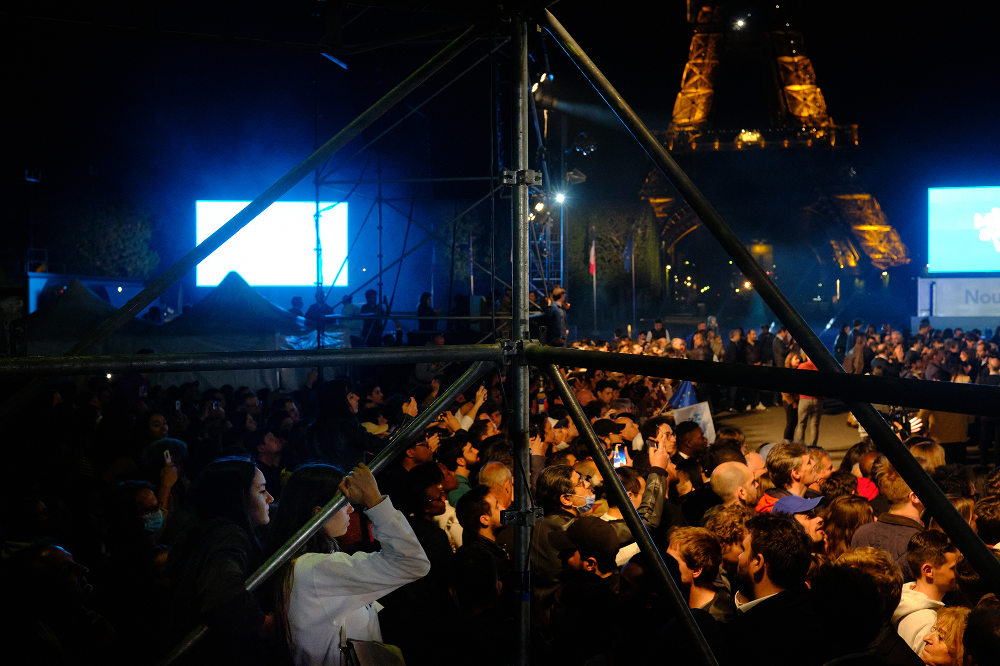 Philippe-Sarfati-reportage-photography-photographer-street-documentary-photojournalism-photojournalist-paris-france-eiffel-tower-champ-de-mars-macron-rassemblement-gathering-presidential-election-people-waiting-climbing-structures-scaffolding
