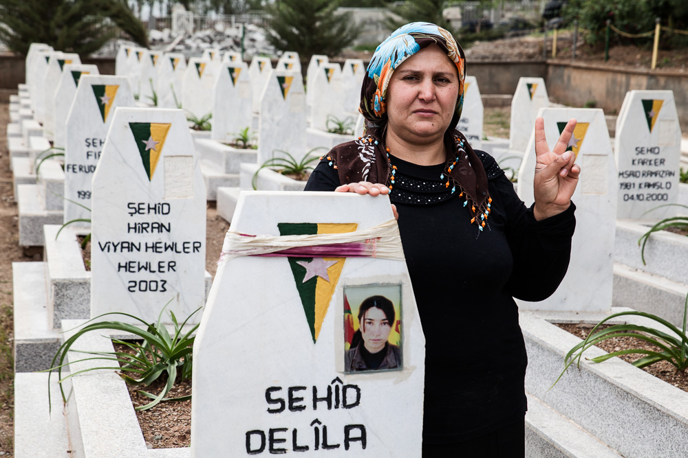 Qandil, kurdistan Les habitants de tout le kurdistan viennent visiter les montagnes de qandil, devenues un symbole de r&eacute;sistance, et rendre hommage aux martyrs de la r&eacute;sistance kurde. Le cimeti&egrave;re de Qandil abrite les d&eacute;pouilles des martyrs du PKK. Il doit son existence &agrave; l'obstination d'un homme, Ahmet Ince, qui a tenu &agrave; leur offrir un lieu de m&eacute;moire.