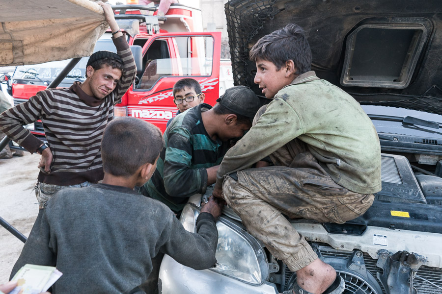 Manbidj, avril 2018.  Beaucoup d'enfants travaillent pour subvenir aux besoins de leurs familles, notamment dans les garages.