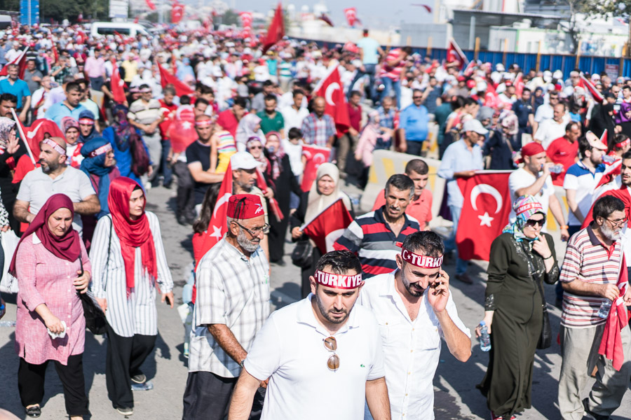 Deux semaines apr&egrave;s le coup d'&eacute;tat avort&eacute; en Turquie, Erdogan organise un meeting g&eacute;ant sur la place de Yenikapi, dans lequel il rassemble les partis d'opposition, notamment le CHP qui a choisi la collaboration avec le r&eacute;gime. Seul le hdp pro-kurde n'est pas invit&eacute;. Des millions de personnes d&eacute;ferlent dans les rues du quartier, la place et les art&egrave;res sont submerg&eacute;es par une mar&eacute;e humaine. Lors de ce discours, Erdogan annoncera l'orientation politique de son r&eacute;gime.