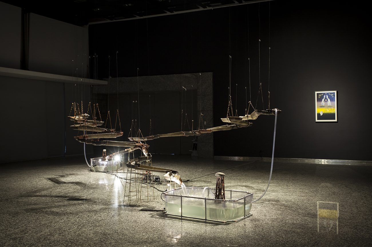 Claudia MullerVaivén, 2018Cerámica modelada a mano, bronce, cuero, cobre, aluminio, pvc, manguera170 x 600 x 250 cm