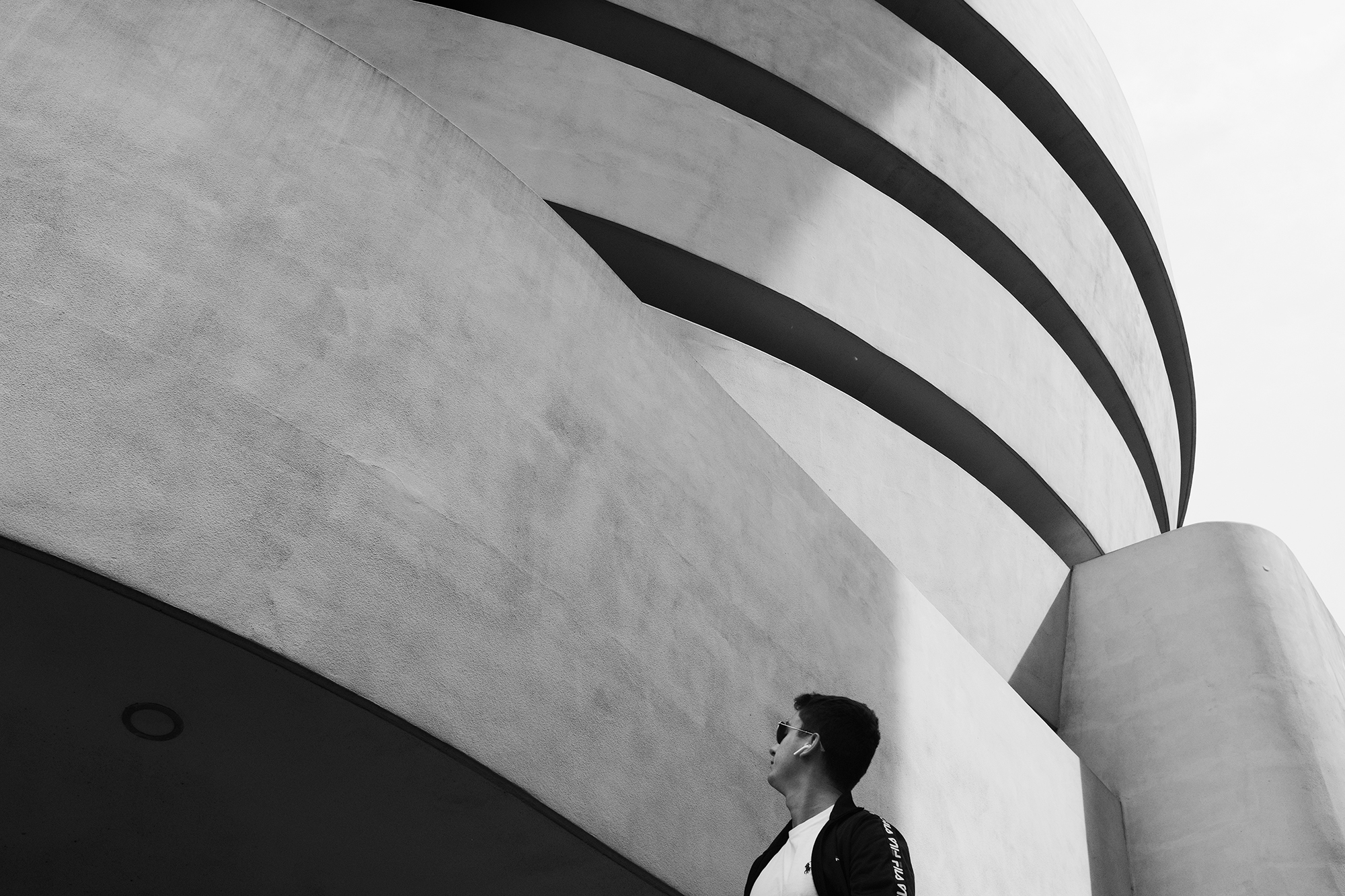 Philippe Sarfati-Territories-photography-photographer-street-documentary-architecture-black-and-white-frank-lloyd-wright-solomon-r-guggenheim-museum-new-york-city-usa-curve-concrete-minimalistic-volume-man-sunglasses-observing-scale
