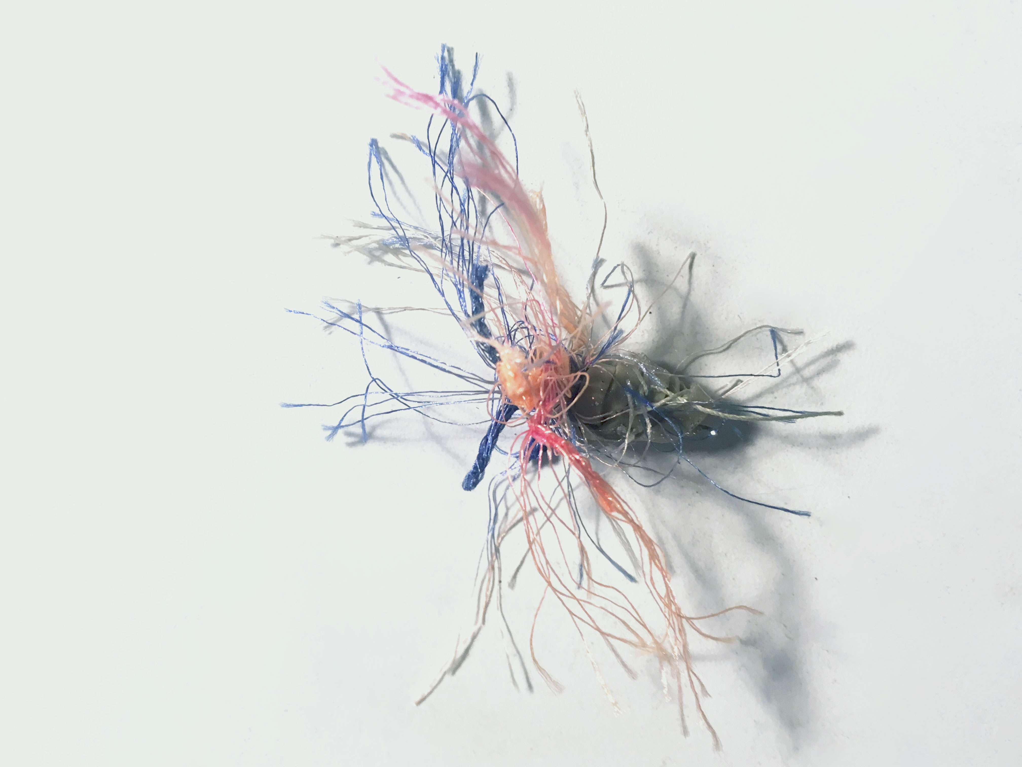 installation contemporaine insitu faite de mat&eacute;riaux recycl&eacute;s ressemblant &agrave; des insectes  par Sonia Reboul - Contemporary installation made of recycled material looking like insects 