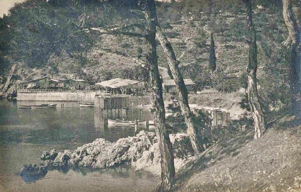 Figure 28 - An older büyükada beach photo with the sea baths