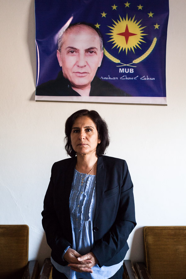Tirbespiye, octobre 2014. Elizabeth Gawrye est membre du Syriac Union Party, et vice pr&eacute;sidente de l'administration locale. Emprisonn&eacute; sous le r&eacute;gime de Bashar al Assad pour son activisme politique, elle consid&egrave;re que l'alliance avec les Kurdes repr&eacute;sente la seule chance pour sa communaut&eacute; d'obtenir les droits de vivre sa culture et d'&ecirc;tre repr&eacute;sent&eacute;e, tout en vivant en harmonie avec les autres communaut&eacute;s.