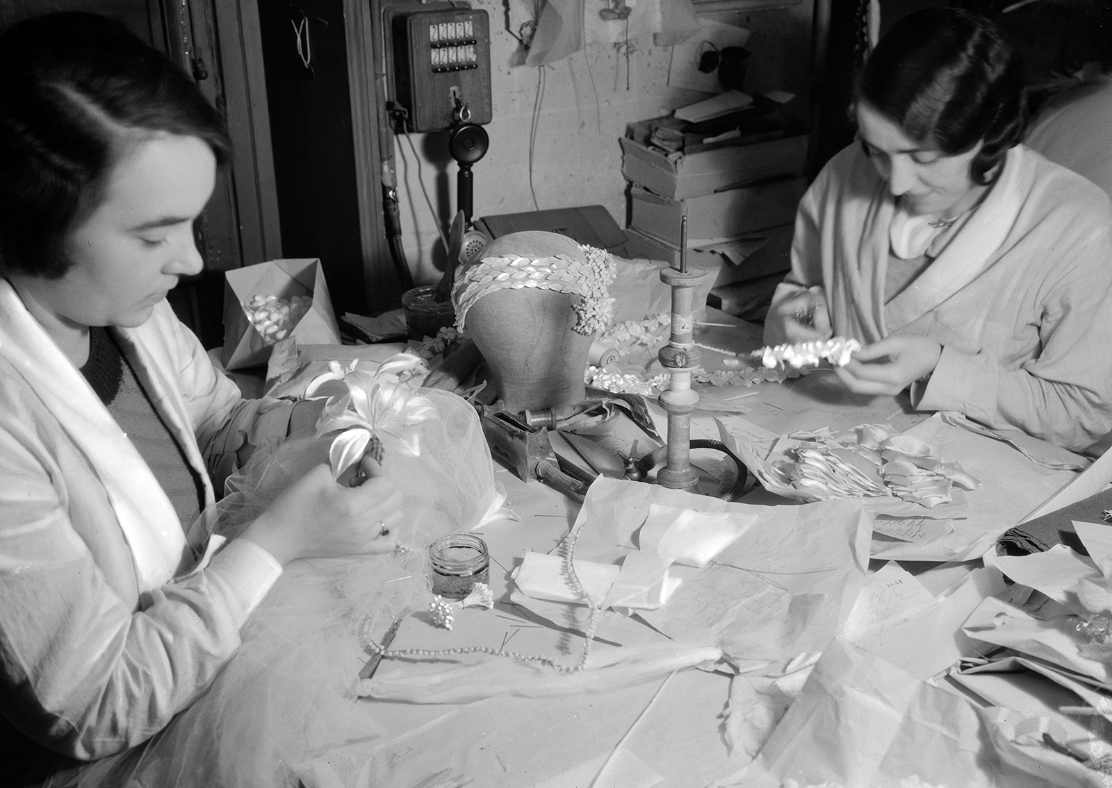 François KOLLAR La France travaille. Couture et mode, 1933 Ville de Paris / Bibliothèque Forney © Succession François Kollar