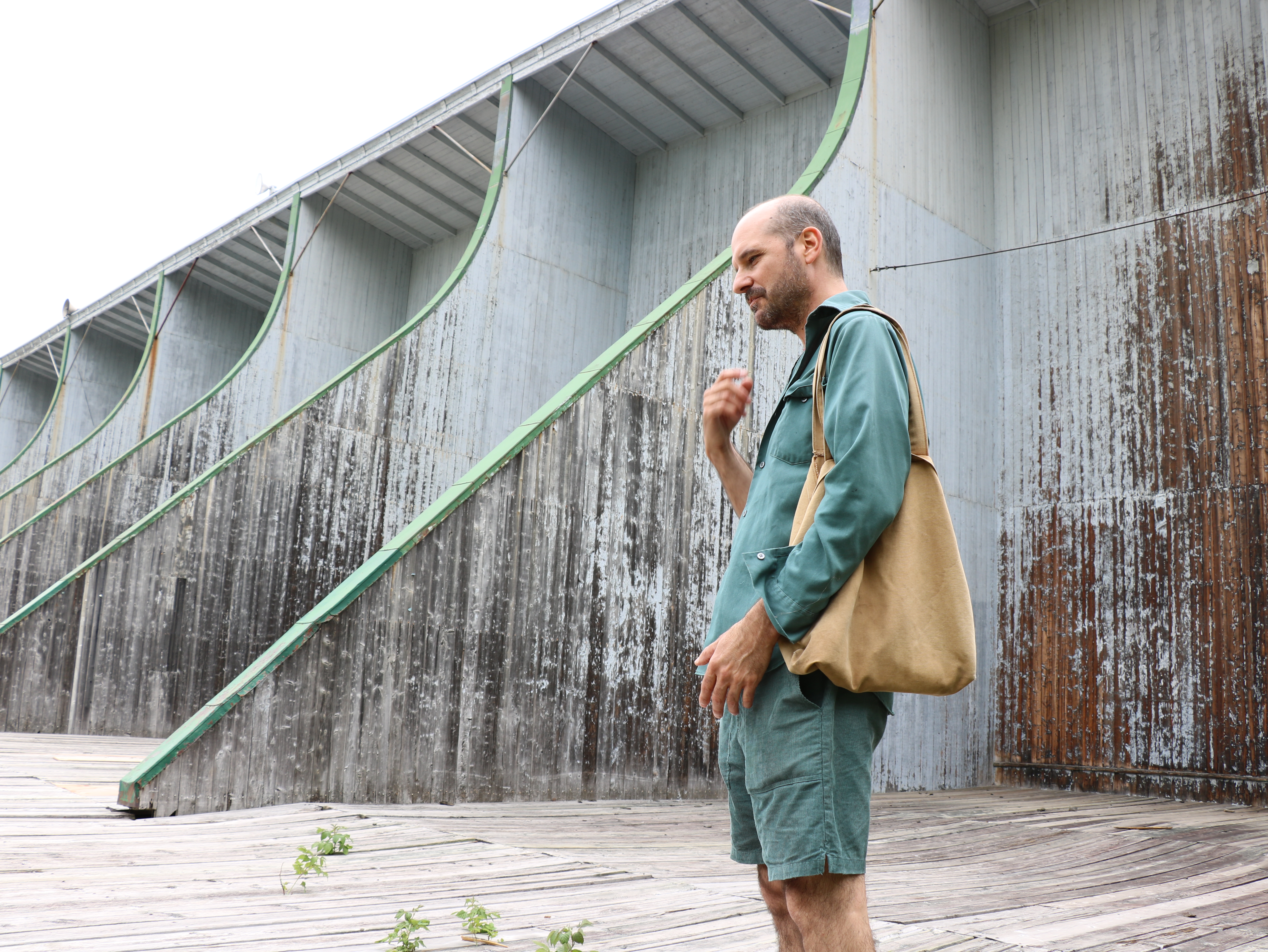 Depuis demain, une résidence de Nicolas Laverdière au terrain de Balle-au-mur, en collaboration avec Vrille art actuel, La Pocatière, 2023. © Marie-Claude Hains.