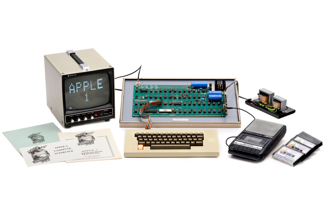 New apple 1. Apple 1 1976. Компьютер Эппл 1976. Первый компьютер Эппл. Компьютер АПЛ 1.
