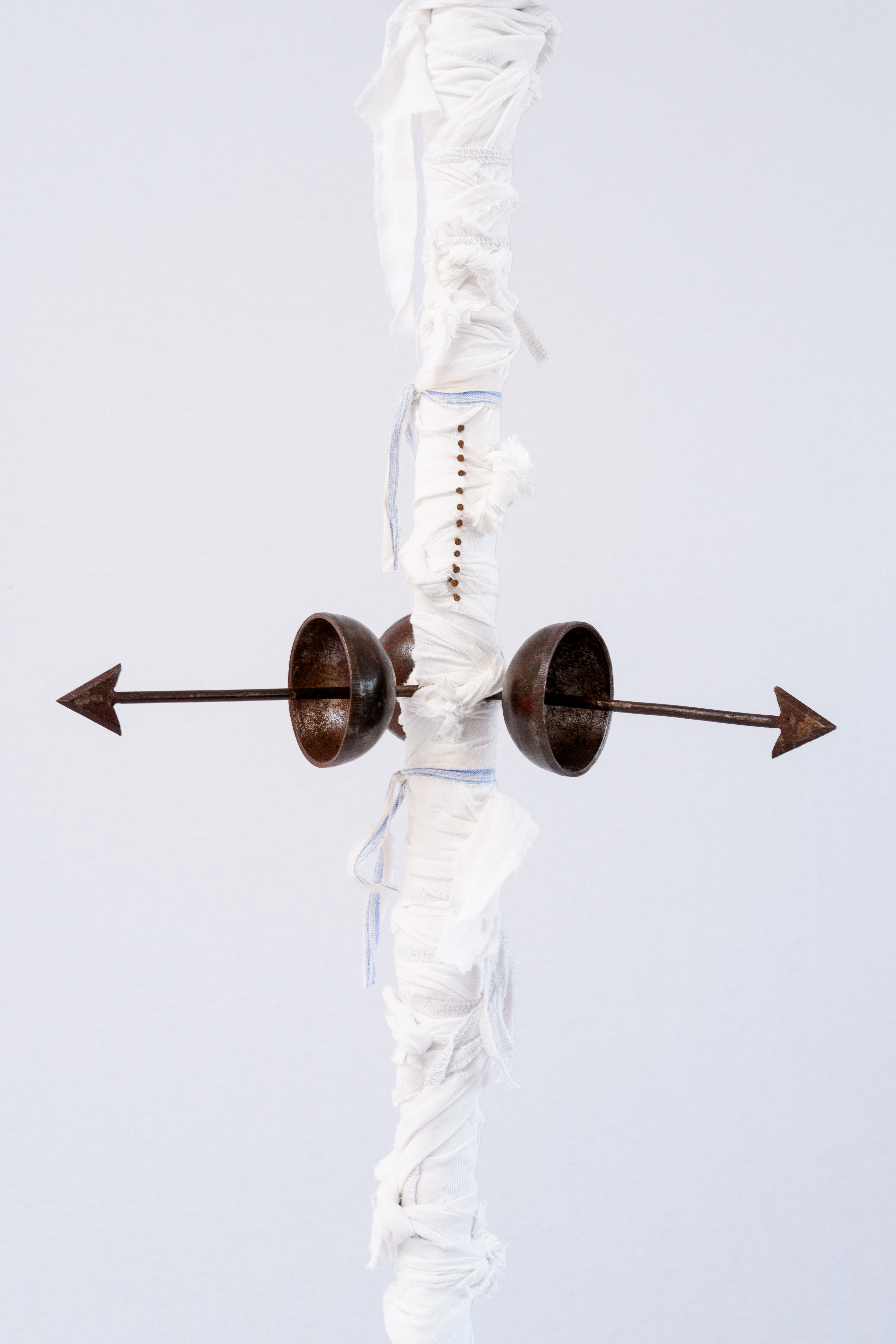 AS CONTAS DO MEU ROSÁRIO SÃO BALAS DE ARTILHARIA (5)Ferro, lápis lazuli, tecido e vidro. 147 x 40 x 18 cm. 2024