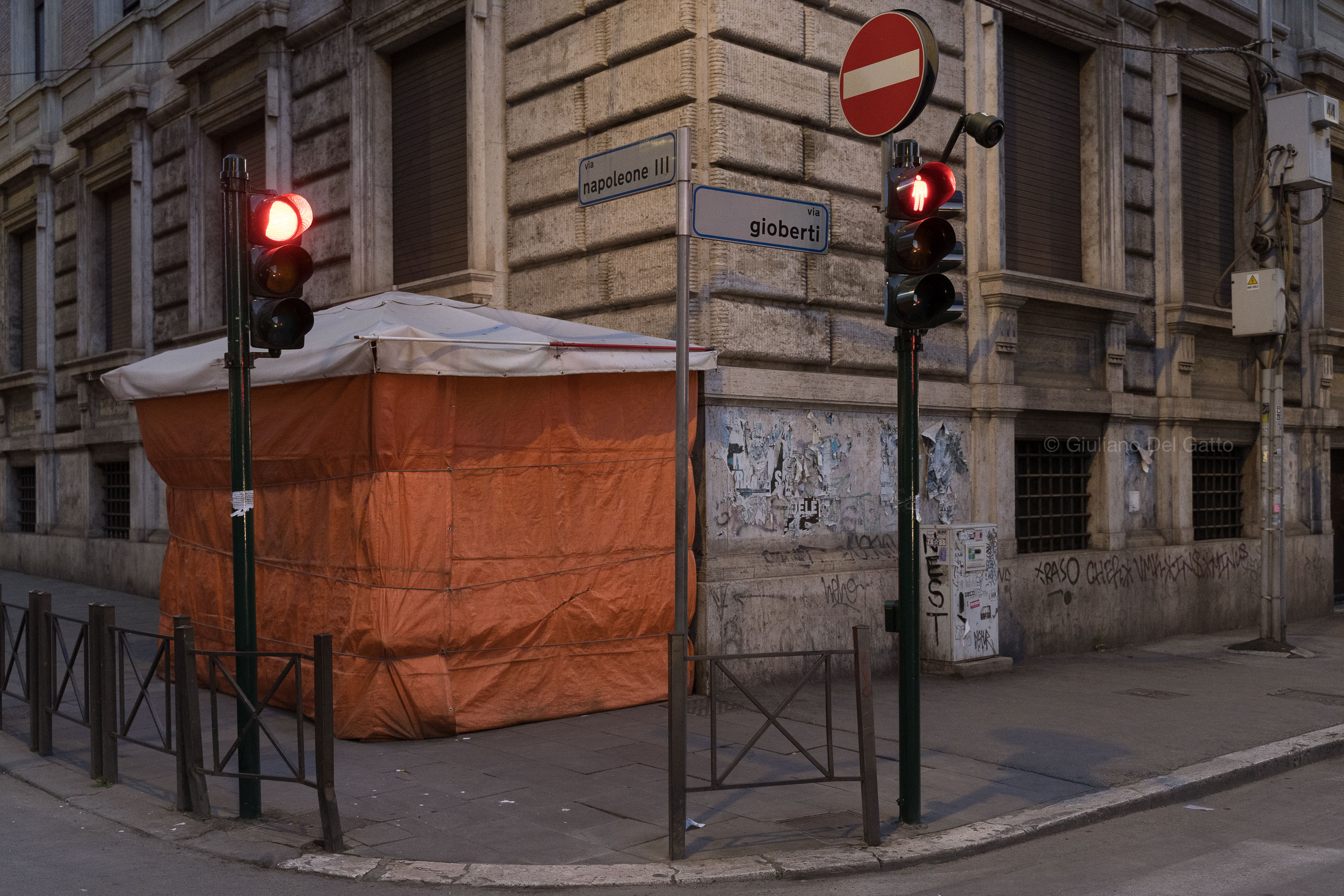 Many activities were forced to close during the quarantine period. Rome, Via Farini, April 2nd 2020