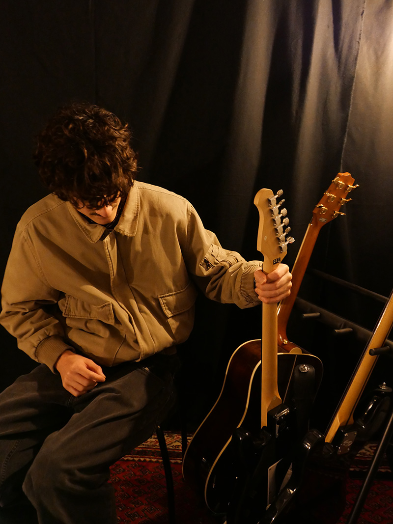 Auch den Bass und die E-Gitarre kann er spielen. Insgesamt beherrscht er f&uuml;nf Instrumente. 