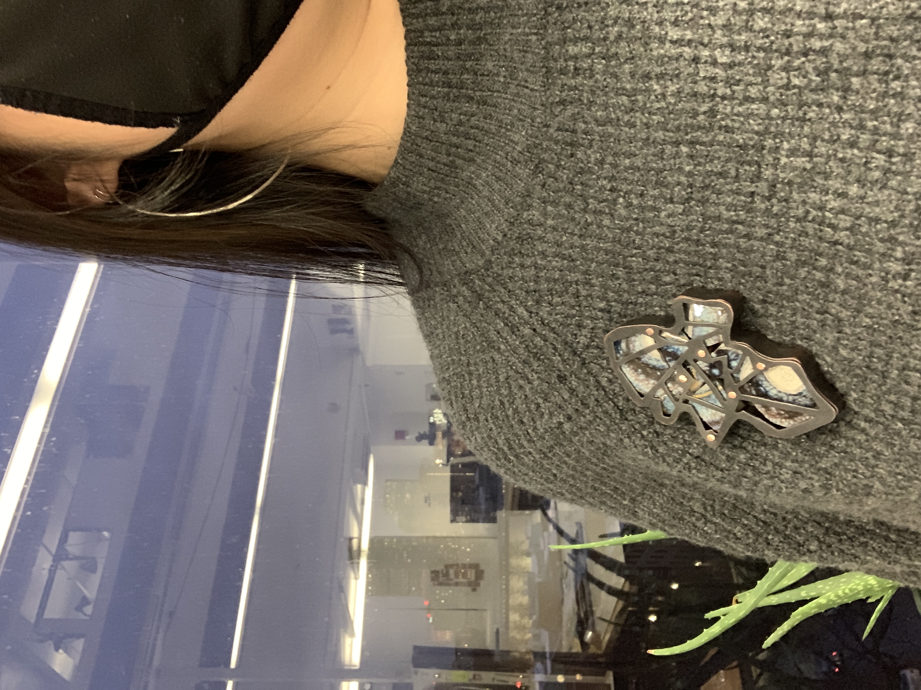 The double pin on the broach allows the piece to sit on the body comfortably, without fear of falling despite its weight.