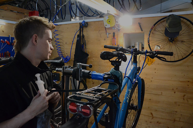 Die hydraulischen Bremsen werden mit Mineral&ouml;l aufgef&uuml;llt.