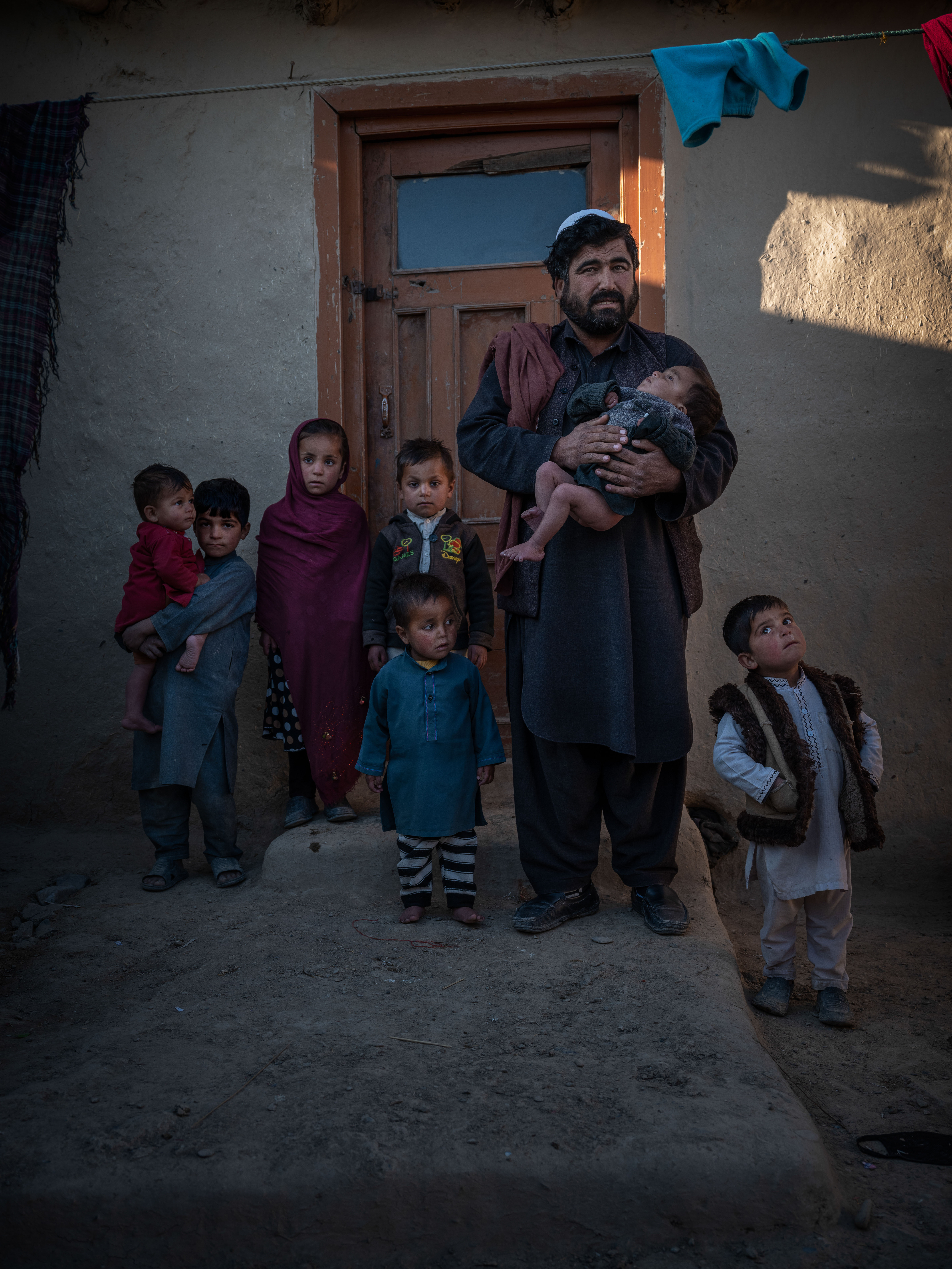 Mohammad Hassan's brother died in a car bomb in 2021 during the final stages of the Taliban's war against the previous regime. The brother's five children now live in Mohammed Hassan's house in the village of Mashad Khiel in Paktia. Mohammad Hassan makes a living by selling vegetables, but after the recent drought and flash floods, business is going badly. Finally, he saw no other way out than to marry off his 11-year-old daughter to a 15-year-older man from the neighboring village. In payment for the daughter, he received 500,000 afghani from the new husband. It is enough to feed the family's stomachs for a while to come, but does not alleviate the anxiety he now struggles with. The wedding was held here in our garden, but I was so unhappy that I couldn't be there, says Mohammad Hassan.