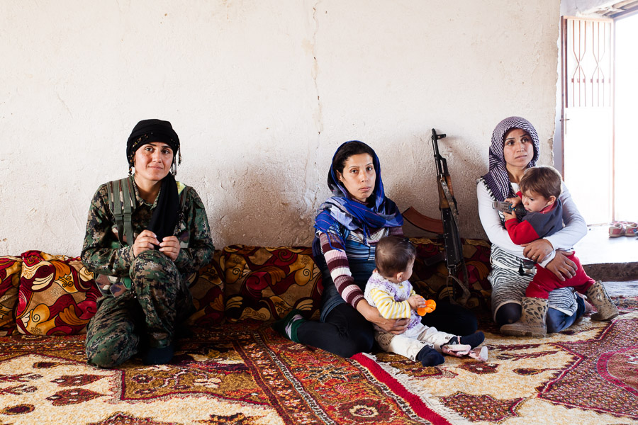 Sehal, une des ses soeurs et sa belle  soeur. Sehal a d&eacute;cid&eacute; de rejoindre les YPJ il y a un an, apr&egrave;s ses deux fr&egrave;res. Pour cette jeune fille issue d'un village rural, un nouveau monde s'est ouvert, avec des libert&eacute;s et un acc&egrave;s &agrave; l'&eacute;ducation auquel elle n'aurait peut &ecirc;tre pas eu acc&egrave;s autrement.