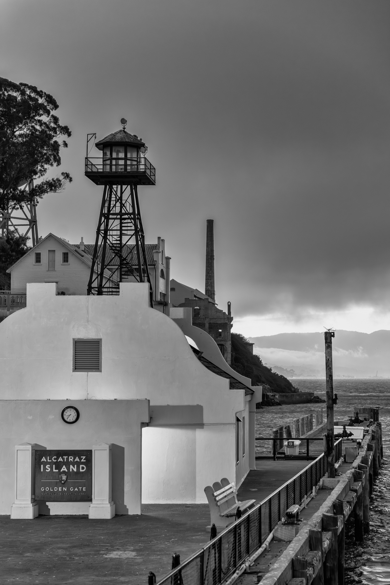 Alcatraz Island, île située dans la baie de San Francisco à 1,92 km du port de San Francisco en Californie. Célèbre prison jusqu'en 1963.
