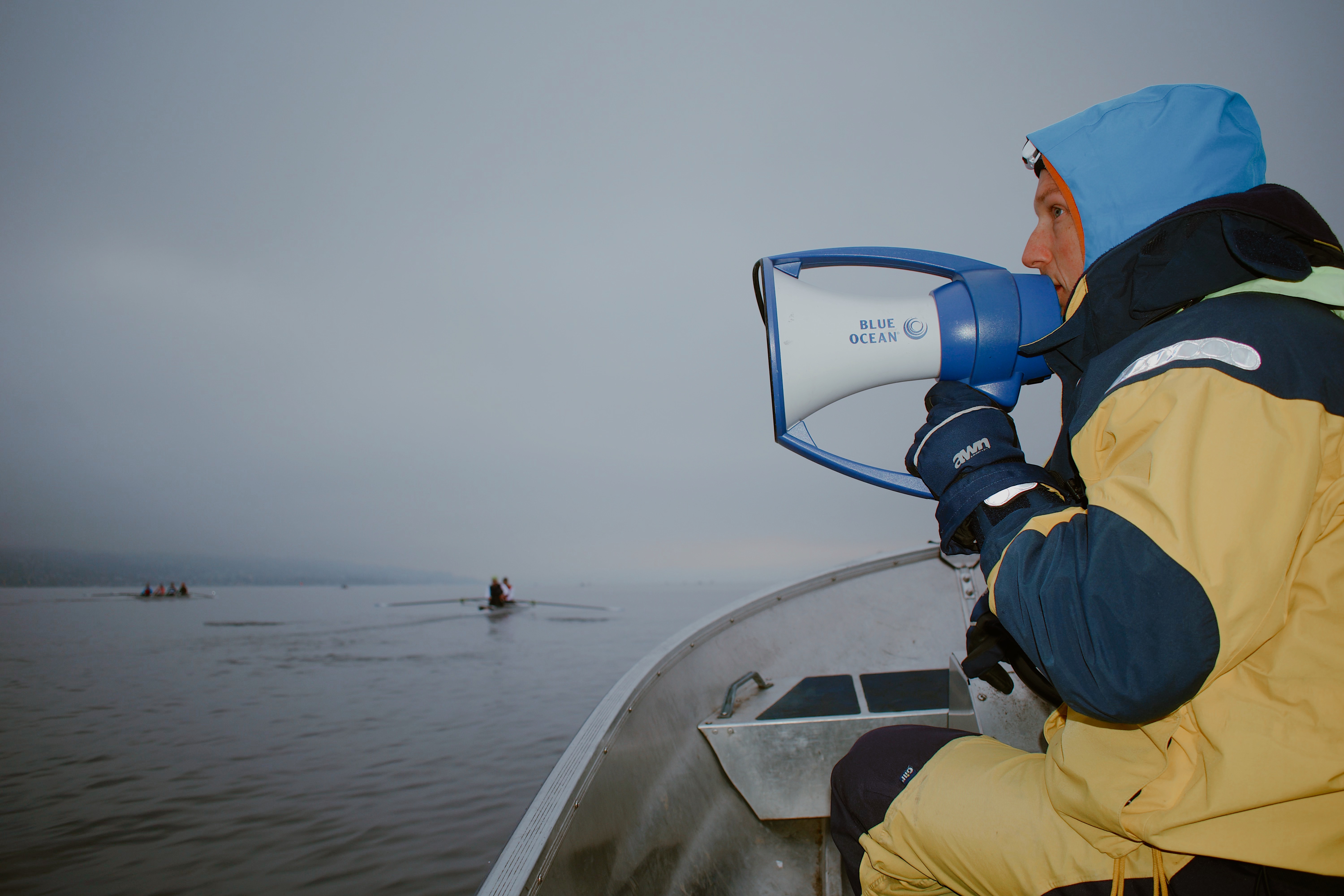 Der Trainer begleitet das Team auf dem Motorboot und gibt Anweisungen.