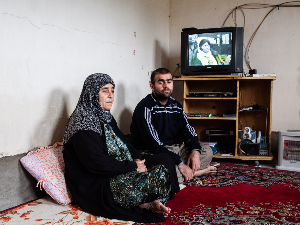 Halabja, iraqi kurdistan Xanem et son fils Saman, et la photo de Xanem lors de son &eacute;vacuation en 1988. Dans le sous-sol de deux pi&egrave;ces chichement meubl&eacute; o&ugrave; Xanem vit avec son fils, tout est calme. Seule sa respiration lourde, chuitante, r&eacute;sonne dans le silence. Xanem &eacute;tait &agrave; Halabja le jour de l'attaque par les gaz chimiques lanc&eacute;e par l'arm&eacute;e de Saddam Hussein en mars 1988. Gri&egrave;vement bless&eacute;e, elle parvient malgr&eacute; tout &agrave; s'enfuir avec son fils et quelques membres de sa fille. Un h&eacute;licopt&egrave;re l'&eacute;vacue vers un h&ocirc;pital en Iran : les gaz l'ont rendue aveugle et sourde, et ont d&eacute;truit ses poumons en grande partie. Au bout d'un mois &agrave; l'h&ocirc;pital, elle finit par retrouver peu &agrave; peu un semblant de vue. Elle est ensuite transf&eacute;r&eacute;e dans un camp de r&eacute;fugi&eacute;s, puis dans de la famille. Aujourd'hui elle souffre toujours des s&eacute;quelles : elle ne voit presque pas, et n'entend pas : elle doit lire sur les l&egrave;vres pour comprendre les gens. Pour respirer correctement avec ses poumons endommag&eacute;s, elle doit recouvrir son visage d'un masque. Tous les jours, elle doit se rendre &agrave; pied &agrave; l'h&ocirc;pital pour recevoir son traitement. Son fils, b&eacute;b&eacute; &agrave; l'&eacute;poque, &agrave; lui aussi gard&eacute; des s&eacute;quelles graves de son empoisonnement au gaz. Il devrait se soigner, mais pour couvrir les besoins de la famille, il doit travailler dur sur des chantiers. Dans le sous-sol de deux pi&egrave;ces chichement meubl&eacute; o&ugrave; Xanem vit avec son fils, tout est calme. Seule sa respiration lourde, chuitante, r&eacute;sonne dans le silence. Xanem &eacute;tait &agrave; Halabja le jour de l'attaque par les gaz chimiques lanc&eacute;e par l'arm&eacute;e de Saddam Hussein en mars 1988. Gri&egrave;vement bless&eacute;e, elle parvient malgr&eacute; tout &agrave; s'enfuir avec son fils et quelques membres de sa fille. Un h&eacute;licopt&egrave;re l'&eacute;vacue vers un h&ocirc;pital en Iran : les gaz l'ont rendue aveugle et sourde, et ont d&eacute;truit ses poumons en grande partie. Au bout d'un mois &agrave; l'h&ocirc;pital, elle finit par retrouver peu &agrave; peu un semblant de vue. Elle est ensuite transf&eacute;r&eacute;e dans un camp de r&eacute;fugi&eacute;s, puis dans de la famille. Aujourd'hui elle souffre toujours des s&eacute;quelles : elle ne voit presque pas, et n'entend pas : elle doit lire sur les l&egrave;vres pour comprendre les gens. Pour respirer correctement avec ses poumons endommag&eacute;s, elle doit recouvrir son visage d'un masque. Tous les jours, elle doit se rendre &agrave; pied &agrave; l'h&ocirc;pital pour recevoir son traitement. Son fils, b&eacute;b&eacute; &agrave; l'&eacute;poque, &agrave; lui aussi gard&eacute; des s&eacute;quelles graves de son empoisonnement au gaz. Il devrait se soigner, mais pour couvrir les besoins de la famille, il doit travailler dur sur des chantiers.