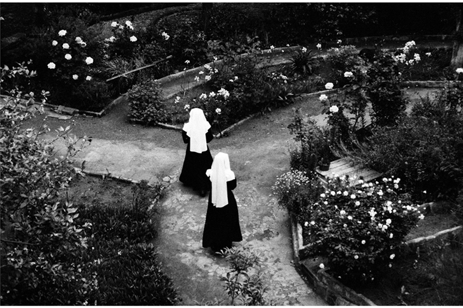 Julia ToroEl jardín de los senderos que se bifurcan, 2000Film photograph 20 x 25,2 cm