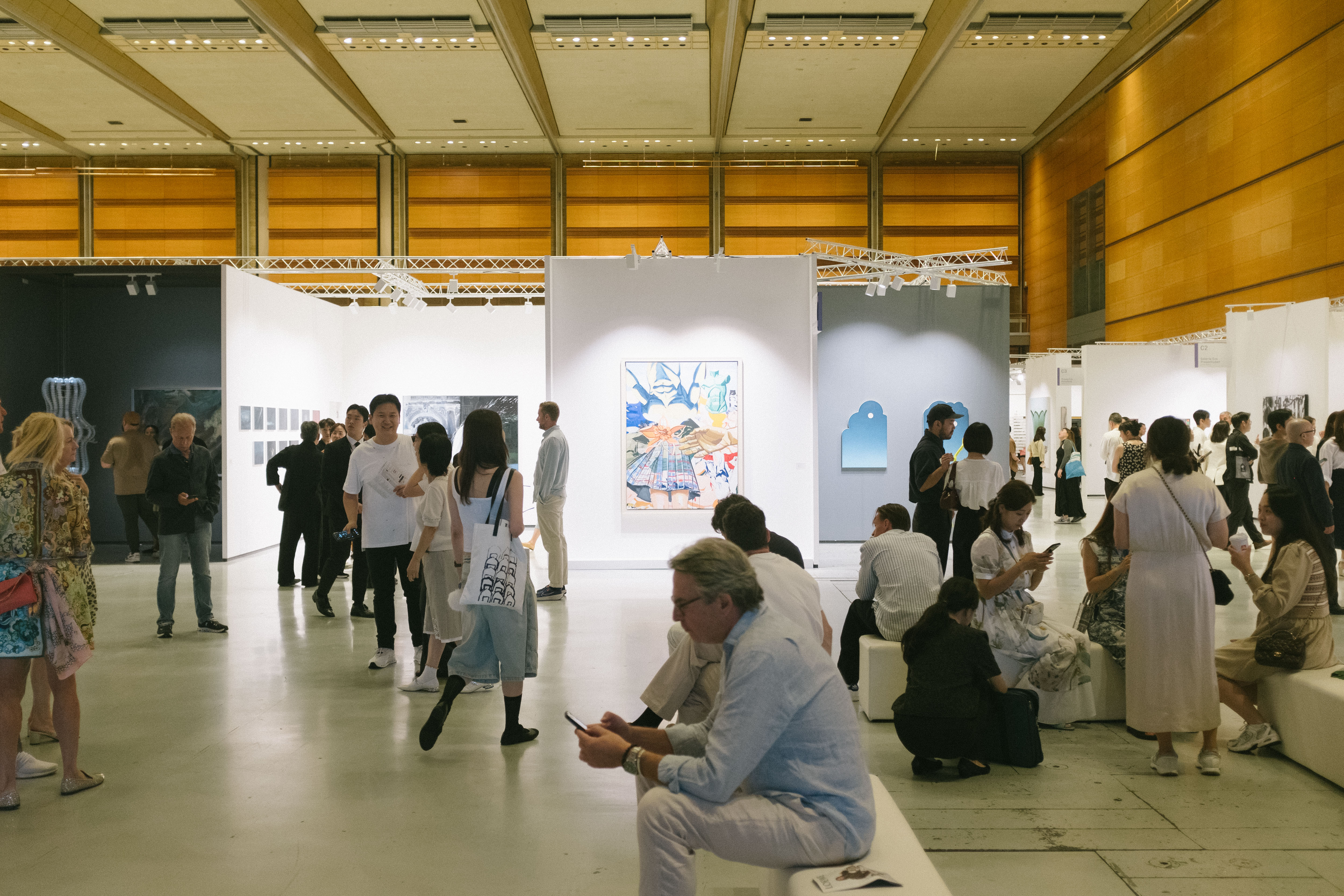 1. The much-anticipated Frieze Seoul drew large crowds from the preview day.