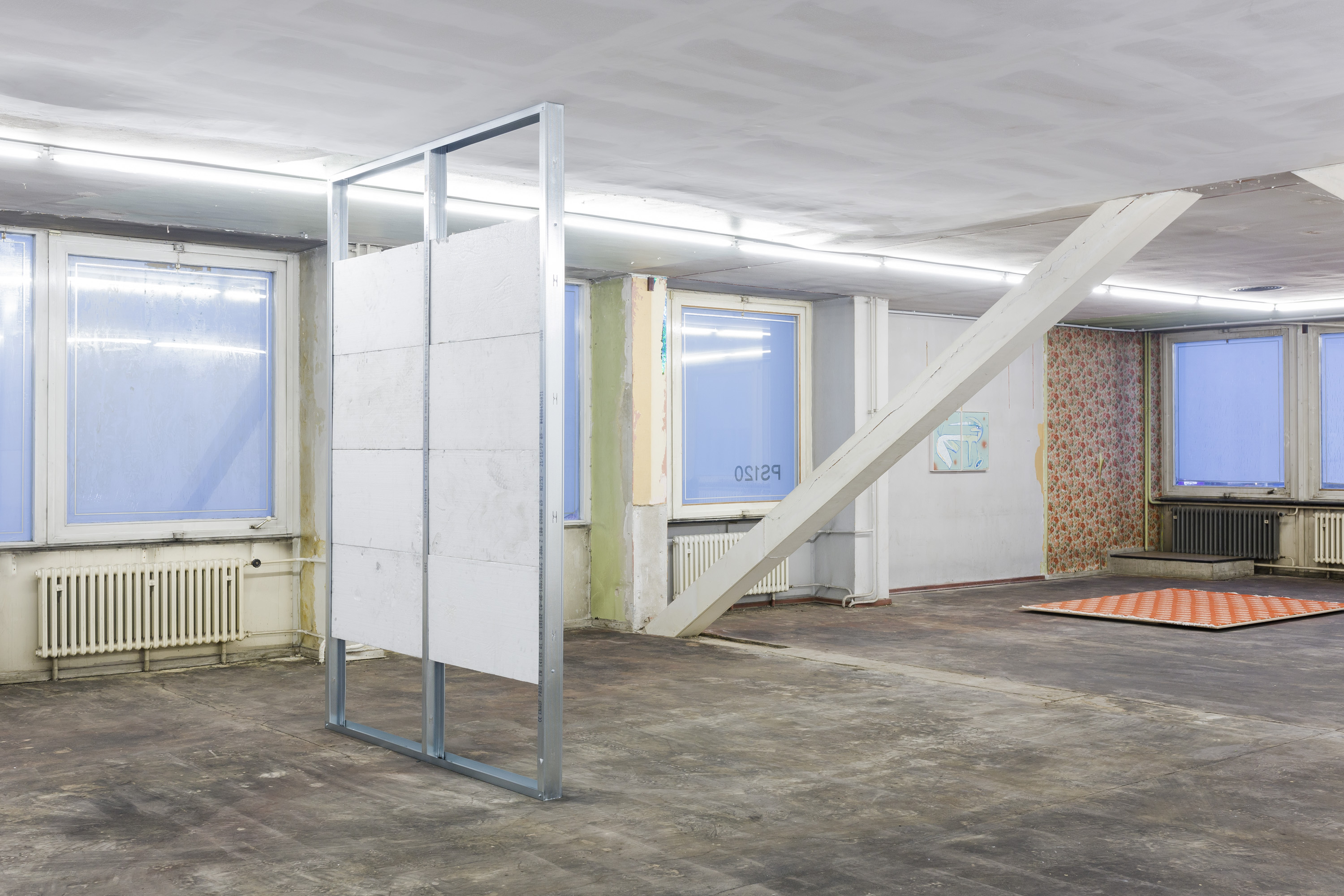 Stock : 107792391 (Installation view) 