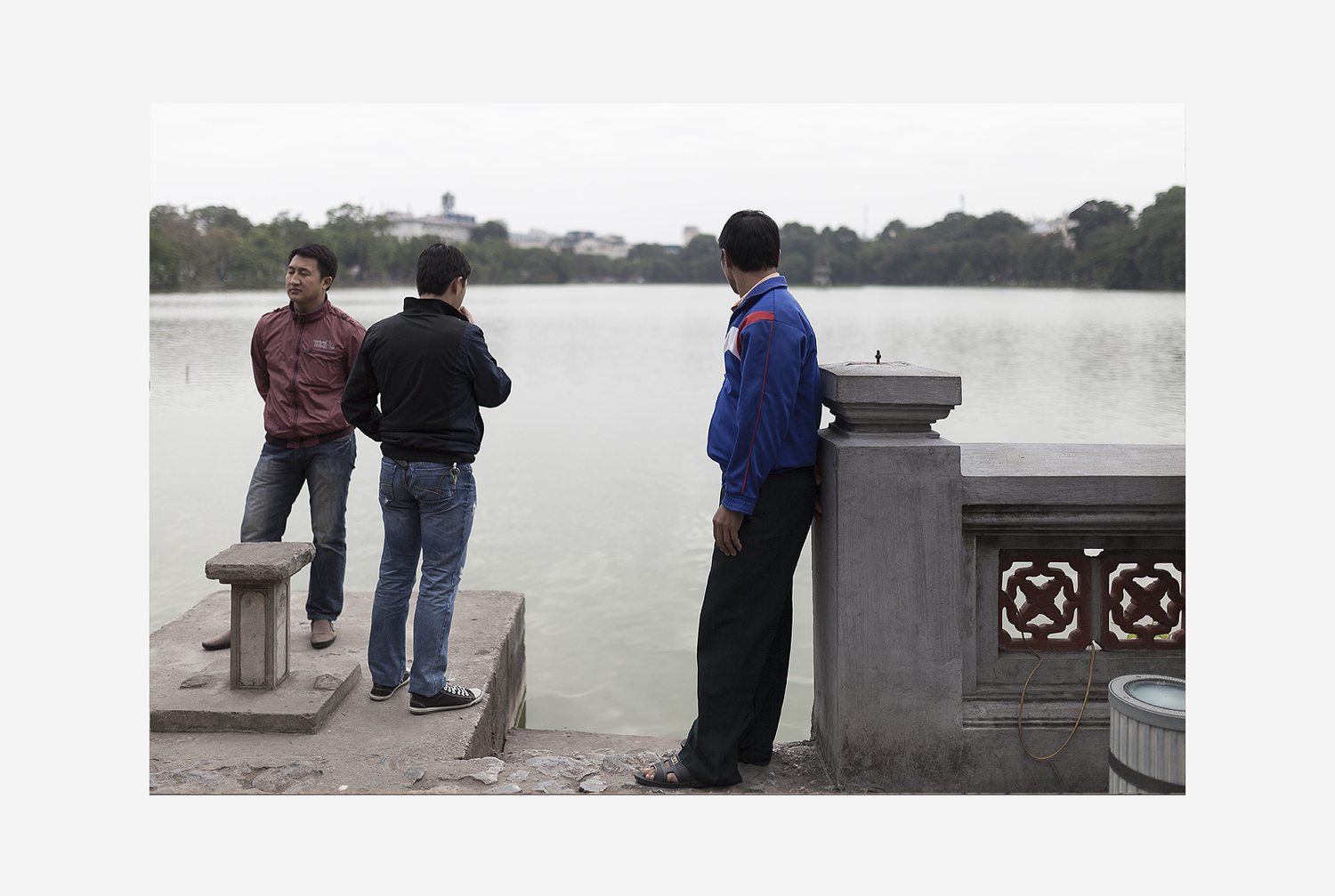 Hombres al lado de un lago mirando en Vietnam
