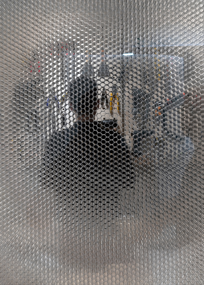 transparencies: honeycomb glass defining the façade along the general corridor