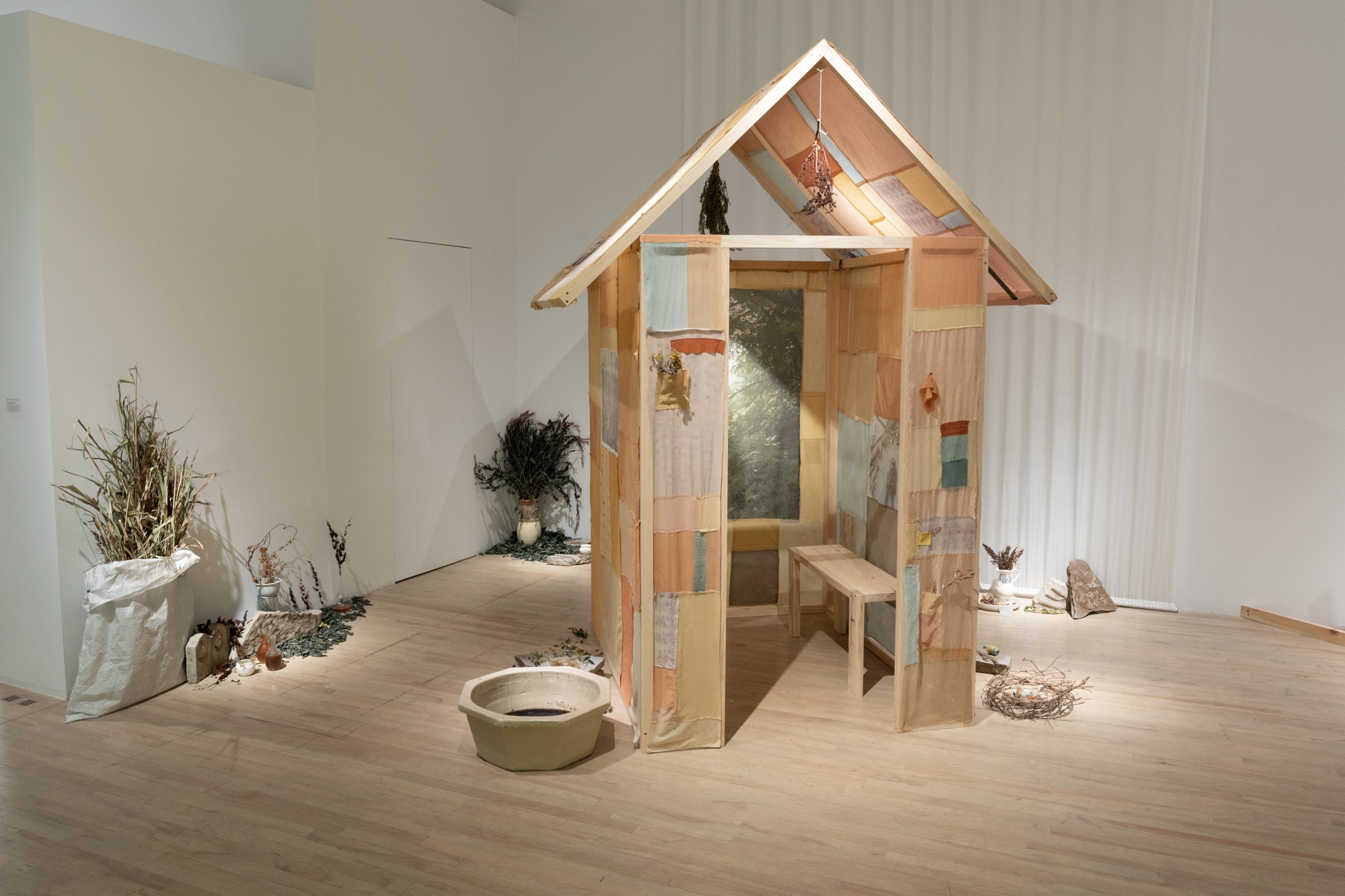 Annie France Leclerc, nous colorons, nous soignons, nous régénérons, 2022, installation, vue d’ensemble de l’installation, EXPRESSION, Centre d’exposition de Saint-Hyacinthe, ORANGE, L’événement d’art actuel de Saint-Hyacinthe, 2022. Crédit photo : Paul Litherland.