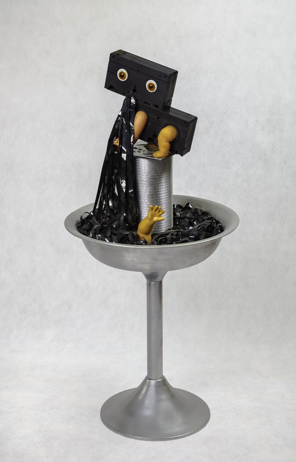 FONTE – Caixas de VHS, brinquedos de plástico - 110 X 45 cms- 2015
