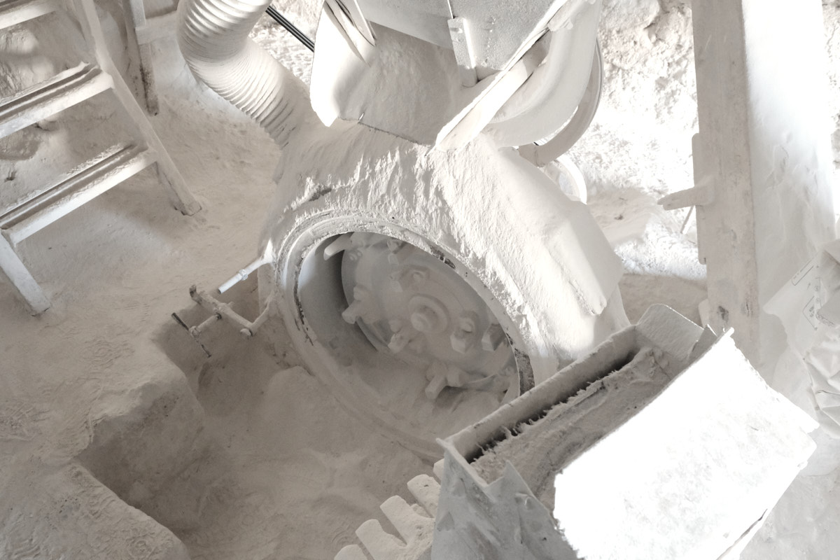 En fonction de la finesse du grain recherchée, le plâtre peut être broyé de nouveau,