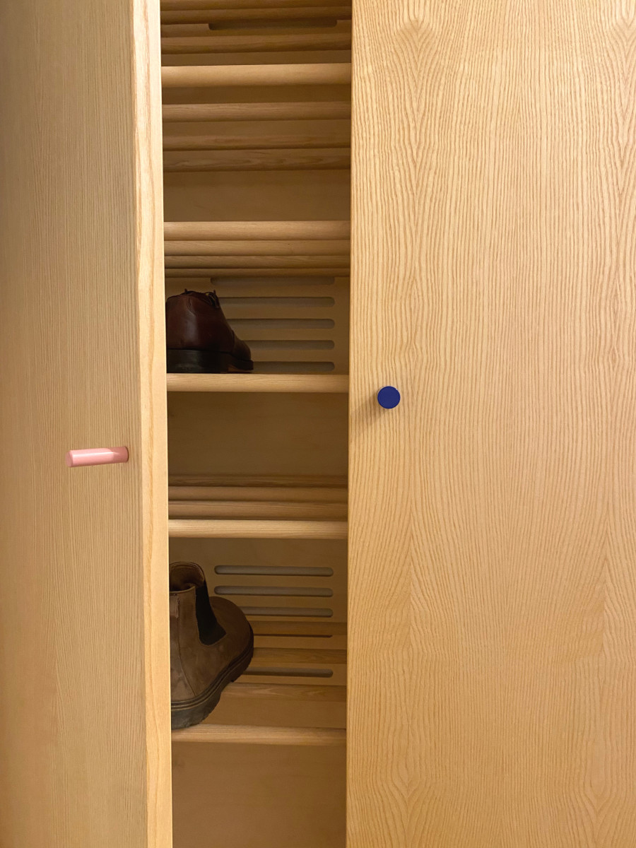  Garderobenschrank mit bunten Griffen -  Belüfteter Korpus für Schuhe.