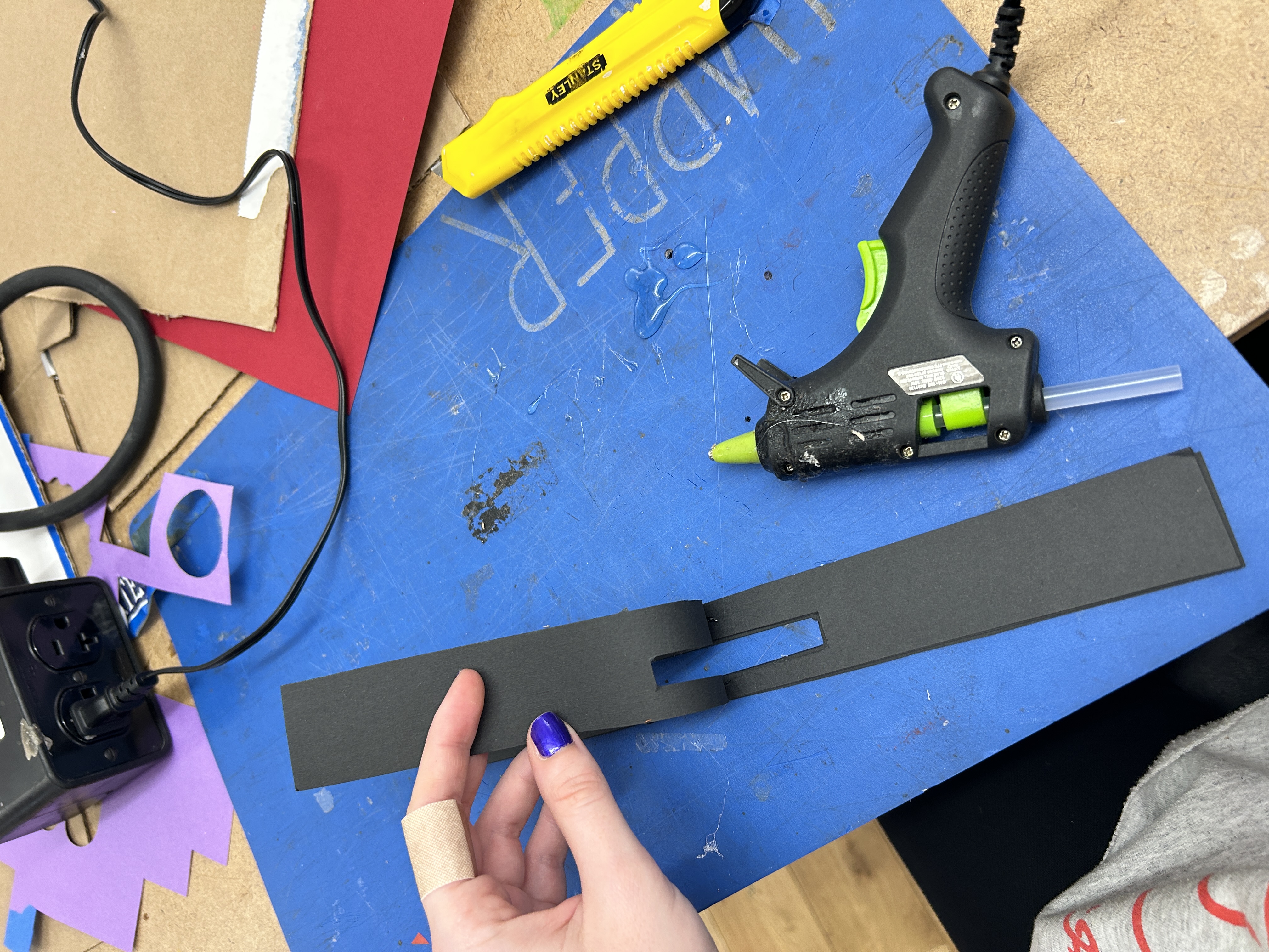 The vertical bar was still to flimsy, so I hot glued 2 more layers. The hot glue created more structure.