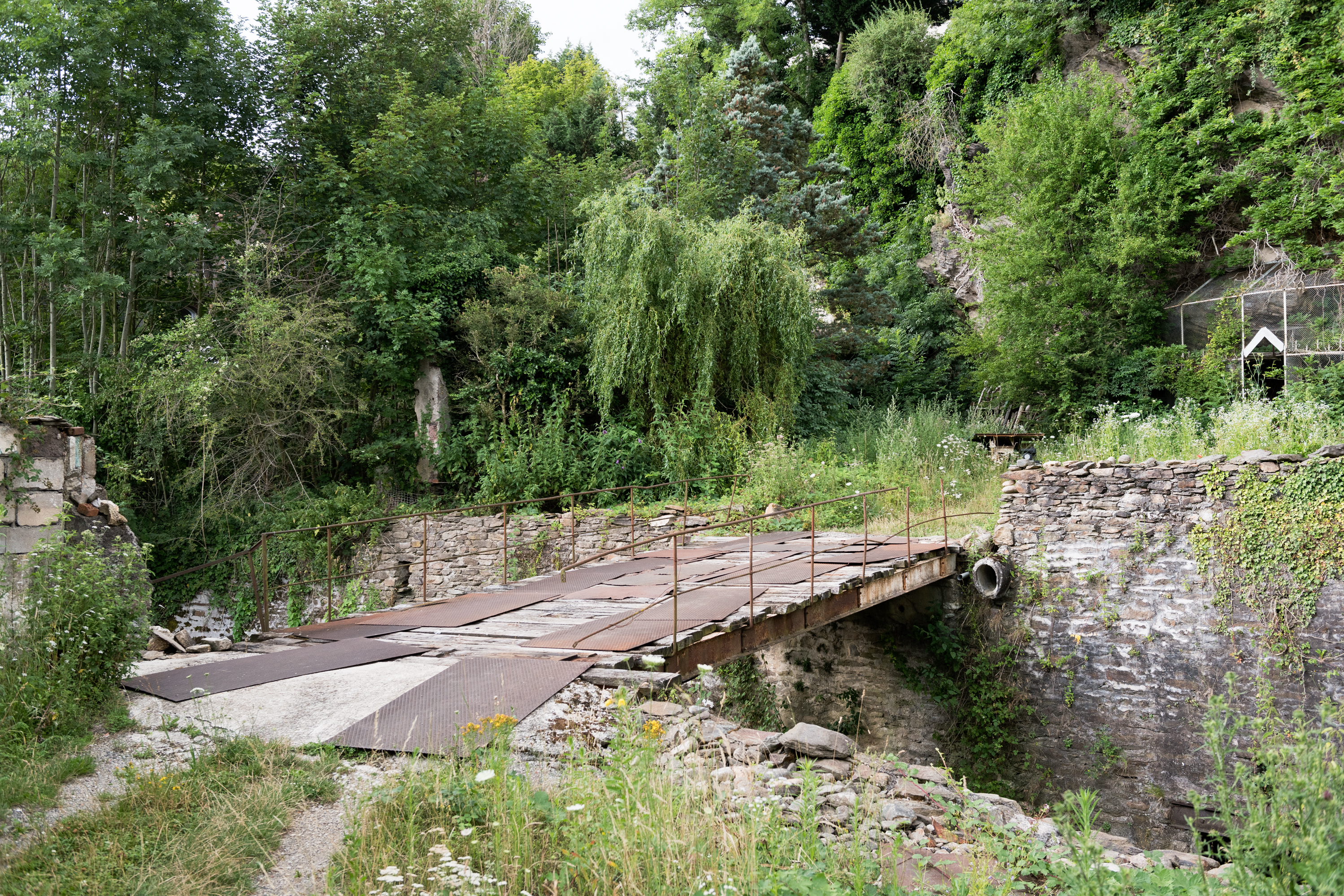 Nicolas GIRAUD & Bertrand STOFLETHPont reliant un ancien moulinage à une maison de maître, La-Terrasse-sur-Dorlet, n.d.courtesy des artistes
